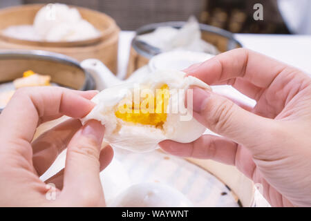 De délicieux dim sum, célèbre cantonaise en Asie, fraîche et chaude, crème anglaise crème salé petits pains en bamboo steamer à hong kong restaurant yumcha, Close up Banque D'Images