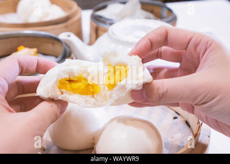 De délicieux dim sum, célèbre cantonaise en Asie, fraîche et chaude, crème anglaise crème salé petits pains en bamboo steamer à hong kong restaurant yumcha, Close up Banque D'Images