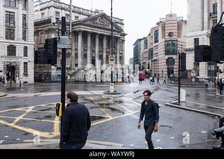 Les personnes qui traversent la rue avec Le Lord Maire de Londres en arrière-plan la résidence d'un jour de pluie dans la ville de Londres, Royaume-Uni Banque D'Images