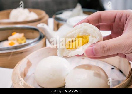 De délicieux dim sum, célèbre cantonaise en Asie, fraîche et chaude, crème anglaise crème salé petits pains en bamboo steamer à hong kong restaurant yumcha, Close up Banque D'Images