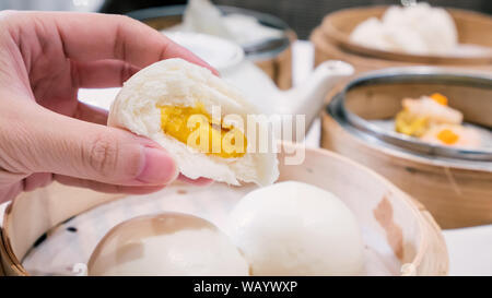 De délicieux dim sum, célèbre cantonaise en Asie, fraîche et chaude, crème anglaise crème salé petits pains en bamboo steamer à hong kong restaurant yumcha, Close up Banque D'Images