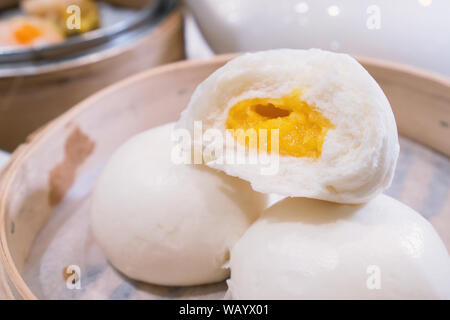 De délicieux dim sum, célèbre cantonaise en Asie, fraîche et chaude, crème anglaise crème salé petits pains en bamboo steamer à hong kong restaurant yumcha, Close up Banque D'Images