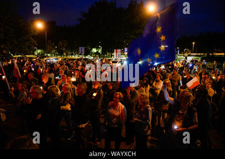 Foule de citoyens polonais devant la cour pendant une protestation contre le harcèlement des juges sélectionnés par un fonctionnaire du ministère de la Justice.Le 19 août, le site web d'information polonais onet.pl, a publié un rapport alléguant que Vice-Ministre de la Justice, Lukasz Piebiak "organisé et contrôlé" une campagne en ligne contre la tête de Iustitia, une organisation judiciaire défavorable aux réformes entreprises par le gouvernement du système judiciaire. Le même jour, sous-ministre de la Justice, Lukasz Piebiak a démissionné de son poste dans le parti conservateur Droit et Justice. Banque D'Images