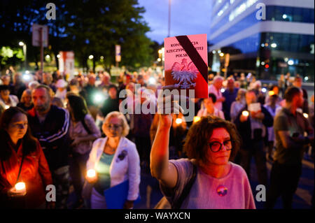 Une femme est titulaire d'une copie de la Constitution polonaise en face de la cour pendant une protestation contre le harcèlement des juges sélectionnés par un fonctionnaire du ministère de la Justice.Le 19 août, le site web d'information polonais onet.pl, a publié un rapport alléguant que Vice-Ministre de la Justice, Lukasz Piebiak "organisé et contrôlé" une campagne en ligne contre la tête de Iustitia, une organisation judiciaire défavorable aux réformes entreprises par le gouvernement du système judiciaire. Le même jour, sous-ministre de la Justice, Lukasz Piebiak a démissionné de son poste dans le parti conservateur Droit et Justice. Banque D'Images