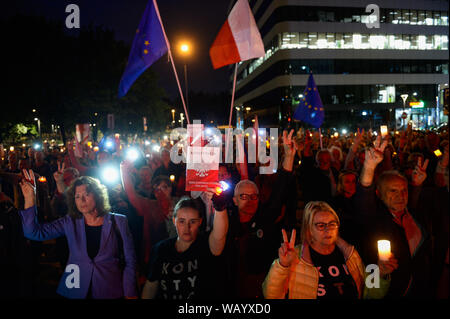 Les citoyens polonais du geste dans l'avant de la cour pendant une protestation contre le harcèlement des juges sélectionnés par un fonctionnaire du ministère de la Justice.Le 19 août, le site web d'information polonais onet.pl, a publié un rapport alléguant que Vice-Ministre de la Justice, Lukasz Piebiak "organisé et contrôlé" une campagne en ligne contre la tête de Iustitia, une organisation judiciaire défavorable aux réformes entreprises par le gouvernement du système judiciaire. Le même jour, sous-ministre de la Justice, Lukasz Piebiak a démissionné de son poste dans le parti conservateur Droit et Justice. Banque D'Images