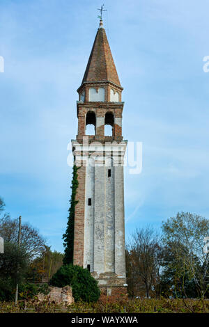 Le Campanile (clocher) de l'église de Chiesa di San Michele Arcangelo di Mazzorbo sur l'île de Mazzorbo, Laguna Veneto, Italie Banque D'Images