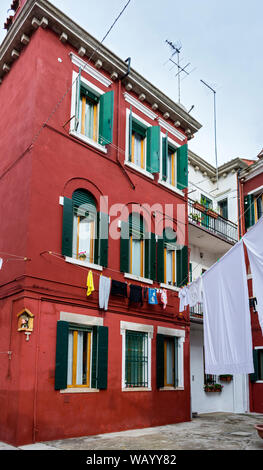 Une maison aux couleurs vives sur l'île de Burano, Laguna Veneto, Italie Banque D'Images