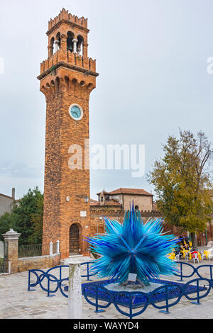 La tour de l'horloge et du verre sculpture 'Cometa di Vetro' (Comète Étoile de verre) par Simone Cenedese, Campo Santo Stefano, Murano, Laguna Veneto, Italie Banque D'Images