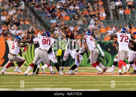 Cincinnati, États-Unis. Août 22, 2019. 22 août 2019 - Cincinnati Bengals quart-arrière Ryan Finley (5) passe le ballon au cours de la saison de football américain NFL action de jeu entre les Giants de New York et les Cincinnati Bengals au Stade Paul Brown à Cincinnati, OH. Adam Lacy/CSM Crédit : Cal Sport Media/Alamy Live News Banque D'Images