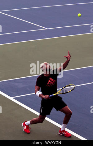 Flushing Meadows, New York, United States - 21 août 2019. Jo Wilfried Tsonga La France sportive, cheveux blonds récemment exercé dans un centre national de Tennis à Flushing Meadows, New York en préparation pour l'US Open qui débute lundi prochain. Crédit : Adam Stoltman/Alamy Live News Banque D'Images