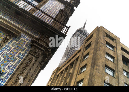 Les bâtiments à l'architecture différente de l'ancienne à la nouvelle et moderne appelé gratte ciel gratte-ciel torre latinoamericana et Casa de los Azulejos à mexico cdmx Banque D'Images