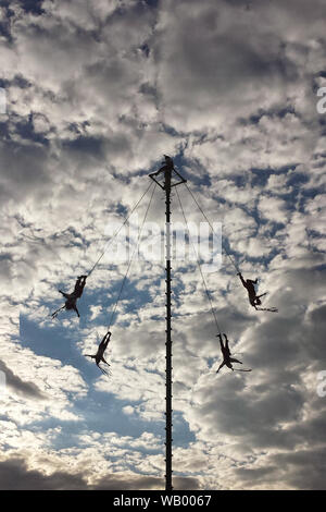 Voladores papantla flyers dancing rituel dans veracruz mexique Banque D'Images