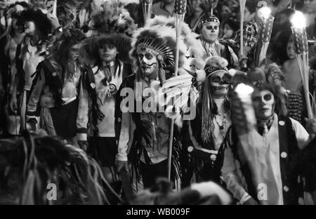 Native American Indian Warrior custome traditionnelle parade avec les tribus de la culture des lumières Banque D'Images