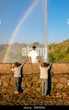 Les enfants jouent et à la recherche d'un arc-en-ciel et fontaine avec forme d'un voilier Banque D'Images