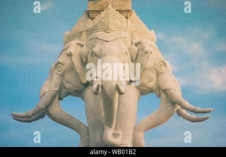 Fermer jusqu'à 4 têtes en marbre blanc Éléphant Statue à Bangkok en Thaïlande Banque D'Images