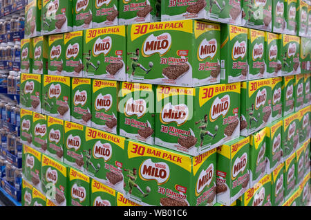 Melbourne, Australie - Août 3, 2019 : Des boîtes de Nestle Milo snack-bars empilés les uns sur les autres Banque D'Images