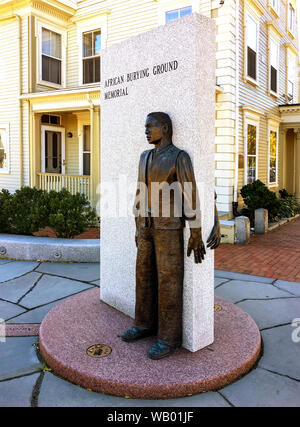 Portsmouth, NH / USA - Oct 16, 2018 : Avis d'un homme représentant le premier esclave de la ville d'un côté de l'Afrique de Portsmouth Burying Ground Memorial. Banque D'Images