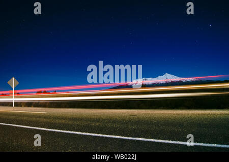 Des sentiers de lumière la nuit sur le mont Tongariro en Nouvelle-Zélande sur un roadtrip Banque D'Images