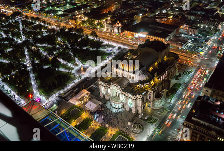 Mexico Vue de dessus de Bellas Artes et alameda central de torre latinoamericana lookout ville la nuit avec une longue exposition à des lumières show Banque D'Images