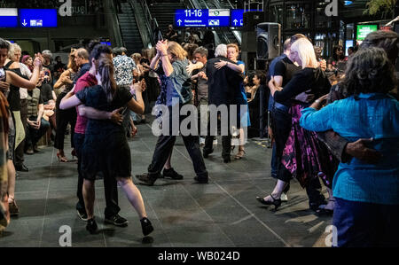 21 août 2019, l'Allemagne (allemand), Berlin : Les gens danser au Tango Festival à la gare principale. Le cas de l'Zeitgenössische Oper Berlin se poursuivra jusqu'au 25 août 2019. Photo : Paul Zinken/dpa/ZB Banque D'Images