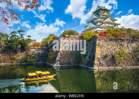 Château d'Osaka, un bateau de tourisme dans les douves Banque D'Images