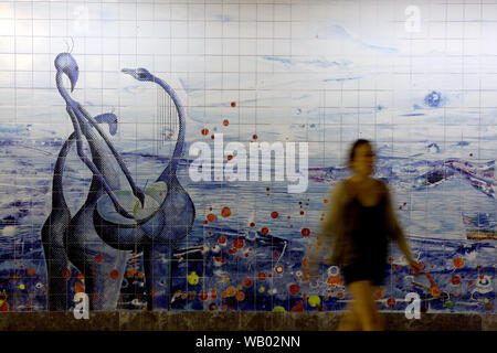 Lisbonne, Portugal. Août 22, 2019. Un mur décoré d'azulejos est perçu à l'intérieur d'une station de métro à Lisbonne, Portugal, le 22 août, 2019. L'azulejo est une forme de carreaux de porcelaine peinte, et le Portugal est connu comme le "royaume d'azulejo." Crédit : Pedro Fiuza/Xinhua Banque D'Images