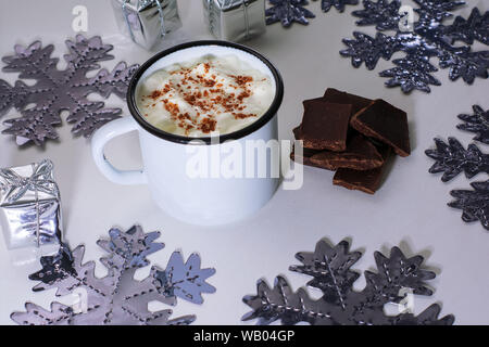 Dans une tasse de fer milkshake et décorations de Noël sur une table en bois Banque D'Images
