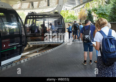Coblence, Allemagne. Août 19, 2019. L'embarquement des passagers au téléphérique de la station de la vallée, qui les prend de l'autre côté du Rhin à forteresse Ehrenbreitstein, surmontant un dénivelé de 112 mètres. D'autres villes allemandes envisagent la construction de téléphériques comme une alternative respectueuse du climat pour le transport local. (Zu dpa : Remontées mécaniques - une réflexion sur les transports locaux dans l'air). Crédit : Thomas Frey/dpa/Alamy Live News Banque D'Images