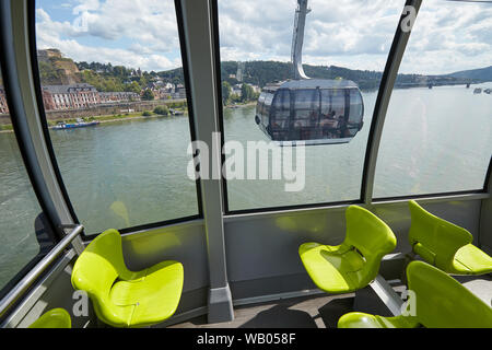 19 août 2019, Rhénanie-Palatinat, Coblence : Une des gondoles du câble, qui mène de l'autre côté du Rhin à la forteresse Ehrenbreitstein et surmonte une différence de hauteur de 112 mètres, est meublé dans le style des transports locaux. D'autres villes allemandes envisagent la construction de téléphériques comme une alternative respectueuse du climat pour le transport local. (Zu dpa : Remontées mécaniques - une réflexion sur les transports locaux dans l'air). Photo : Thomas Frey/dpa Banque D'Images