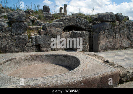 Volubilis Maroc, voir des vestiges romains de bâtiment avec piscine mosaïque Banque D'Images