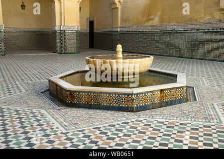 Meknes Maroc, fontaine et zellige carrelage dans la cour au mausolée de Moulay Ismail Banque D'Images