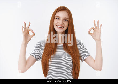 Ok oui. Offres charme-amical à la jeune fille rousse mignon montrant okay pas de problème geste encourager ami satisfait bon choix l'article Banque D'Images