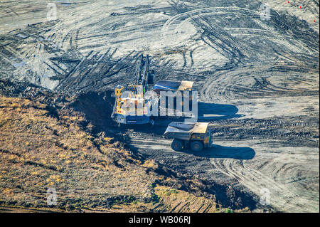 L'activité minière dans la région de Canadian Oil Sands au nord de Fort McMurray, Alberta, Canada. Banque D'Images