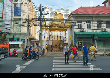 Un passage piétons menant à l'entrée de Gurudwara Sri Guru Singh Sabha, un temple sikh dans Pahurat ou "Little India", à Bangkok, Thaïlande Banque D'Images