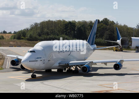 Un Dreamlifter taxis en position pour le décollage à l'Dreamlifter au centre des opérations de terrain dans la région de Paine Everett, Washington, le 22 août 2019. Le gros-cargo) est un Boeing 747-400 modifié utilisé pour le transport des composants du Boeing 787 Dreamliner. Banque D'Images