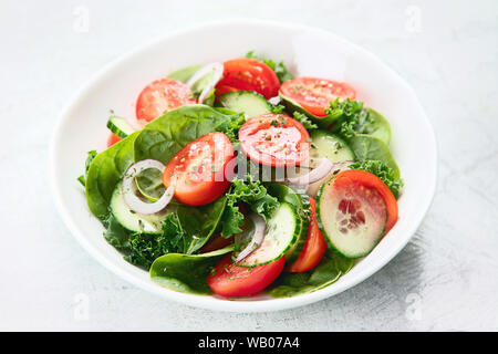 Salade de légumes sains.. Régime Végétarien et Végétalien menu. Nettoyer et detox alimentation concept. Selective focus Banque D'Images