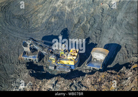 L'activité minière dans la région de Canadian Oil Sands au nord de Fort McMurray, Alberta, Canada. Banque D'Images