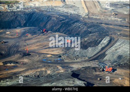 L'activité minière dans la région de Canadian Oil Sands au nord de Fort McMurray, Alberta, Canada. Banque D'Images