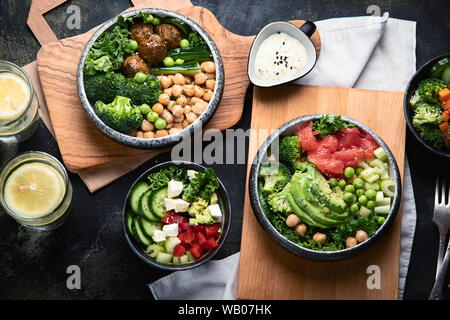 Table de dîner végétarien sain. Concept de cuisine saine. Nettoyer, manger la nourriture végétalienne. Vue d'en haut Banque D'Images