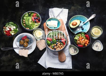 Table de dîner végétarien sain. Concept de cuisine saine. Nettoyer, manger la nourriture végétalienne. Vue d'en haut Banque D'Images