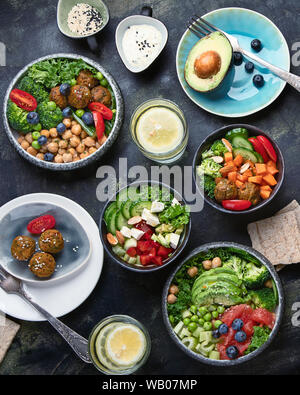 Table de dîner végétarien sain. Concept de cuisine saine. Nettoyer, manger la nourriture végétalienne. Vue d'en haut Banque D'Images