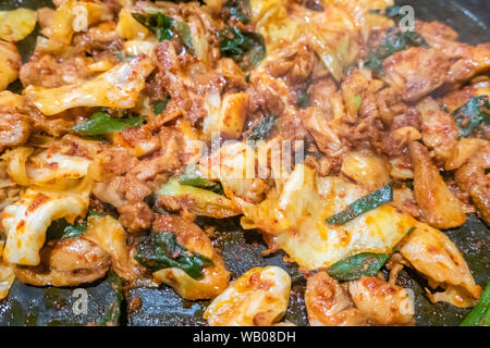 Dakgalbi, Korean Style sauté de poulet avec légumes et sauce épicée Banque D'Images