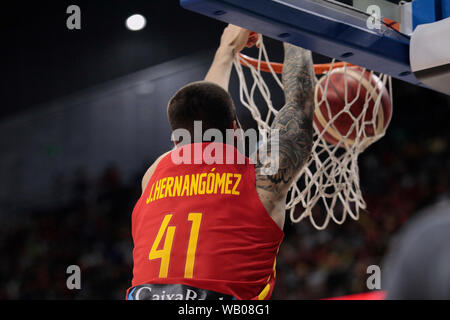 Hernangomez Juancho d'Espagne dunks pendant le match amical entre l'Espagne et République dominicaine à WiZink au centre de Madrid.(score final ; l'Espagne 102 70 République dominicaine) Banque D'Images