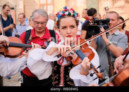 Groupe folklorique polonais Marynia violoniste féminine en vedette en exécutant le numéro pendant la Parade du Festival Etnovyr dans la rue de Lviv.Ukraine - Banque D'Images