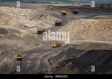 Les camions miniers jaune travaillant dans une mine à ciel ouvert la carrière de Blagdon dans le Nord Est de l'Angleterre. Banque D'Images