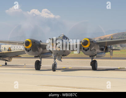 Lockheed P-38 Skidoo d'éclairage montré lors d'une démonstration de vol à l'aéroport de Camarillo, Californie. Banque D'Images