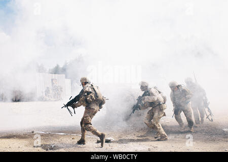 Les parachutistes de l'Armée américaine du 1er Bataillon, affecté au 503e Régiment d'infanterie, 173e Brigade aéroportée se déplacer rapidement vers un objectif dans le cadre d'un niveau d'armes combinées exercice de tir réel dans la zone d'entraînement Grafenwoehr, Allemagne, le 21 août 2019. La 173e Brigade aéroportée de l'armée américaine est la force de réaction d'urgence en Europe, fournissant des forces rapidement déployables à l'Europe, l'Afrique centrale et les zones de commandes des responsabilités. L'avant déployé sur toute l'Italie et l'Allemagne, la brigade des trains régulièrement aux côtés des alliés de l'OTAN d'établir des partenariats et de renforcer l'alliance. Banque D'Images