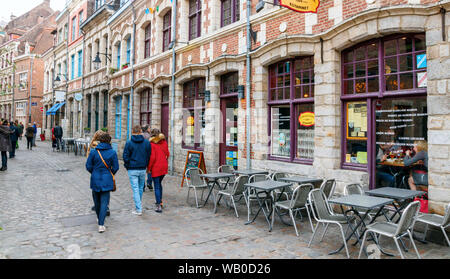 Rue des vieux murs avec des bars, des restaurants et des visites de touristes. Rue des vieux murs s'est partie du quartier Vieux Lille. Lille, France. Banque D'Images