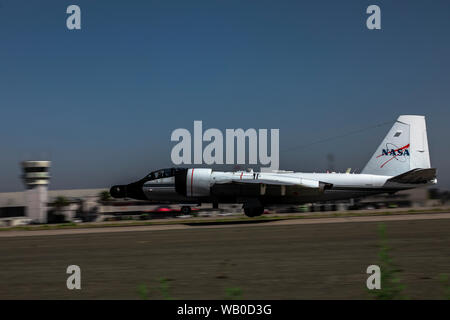 Un NASA WB-47 décolle de la ligne de vol de Marine Corps Air Station Miramar, Californie, le 21 août. L'avion a été l'utilisation de la ligne de vol de MCAS Miramar et de l'espace aérien pour tester de nouveaux logiciels de communication. (U.S. Marine Corps photo par le Sgt. Jake McClung) Banque D'Images