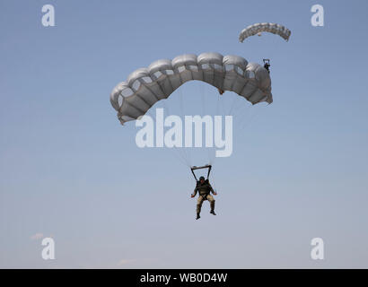 Les parachutistes des Forces spéciales bulgare conduite un saut en chute libre à Plovdiv, Bulgarie, le 22 août 2019. Les soldats de l'armée américaine avec le 3ème bataillon d'hélicoptères d'assaut, 1er Régiment d'aviation de ligne statique facilité et la chute libre de parachutage de l'UH-60 Black Hawk au cours de ces quatre jours de formation bilatérale. (U.S. Photo de l'armée par le Sgt. Erica Earl) Banque D'Images